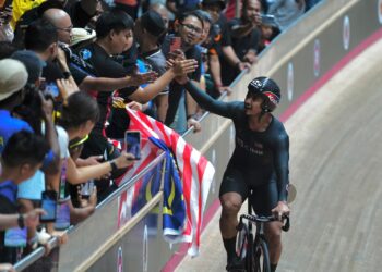 AZIZULHASNI Awang meraikan kejayaan bersama peminat-peminat yang hadir di Velodrom Nasional.-UTUSAN/AMIR KHALID