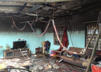 SEBUAH rumah musnah kira-kira 70 peratus dalam kejadian kebakaran di Kampung Tanah Rom di Jerantut, Pahang. - FOTO IHSAN BOMBA