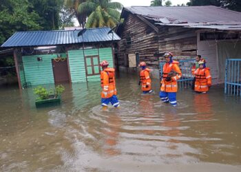 ANGGOTA APM Daerah Kuala Muda membuat pemantauan banjir kilat di Kampung Air Mendidih, Mukim Sungai Petani di Sungai Petani.