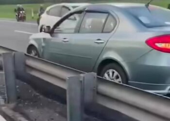 TANGKAP layar kejadian seorang warga emas memandu kereta secara lawan arus dari Plaza Tol Sungai Dua ke KM 126.3 Lebuh Raya Utara-Selatan, arah Selatan kelmarin yang tular di dalam media sosial.