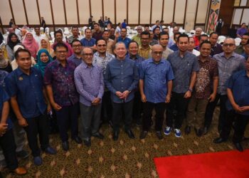 FADILLAH Yusof (tengah) bergambar bersama ahli Alumni GPMS pada Majlis Sembang Santai Alumni GPMS di Kuala Terengganu, malam ini. - UTUSAN/PUQTRA HAIRRY ROSLI