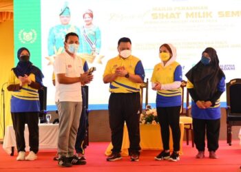 TUANKU Syed Faizuddin Putra Jamalullail (tiga dari kanan) bersama Tuanku Lailatul Shahreen Akashah Khalil dan Zaliha Mustafa (kiri) pada 
Karnival Kesihatan Sihat Milik Semua Peringkat Jabatan Kesihatan negeri Sempena Sambutan Hari Ulang Tahun Keputeraan Ke-80 Raja Perlis di Pusat Transformasi Bandar (UTC), Kangar, Perlis hari ini.- UTUSAN