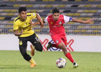 KAPTEN PDRM FC, Amir Saiful Badeli (kanan) berebut bola dengan pemain Perak FC, Muhammad Hadi Mohamad dalam perlawanan Liga Super di Stadium Perak hari ini. - UTUSAN