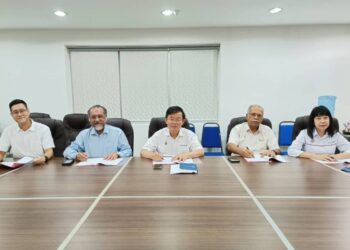 CHOW Kon Yeow (tengah) bersama barisan panel pemilihan calon DAP bagi PRN Pulau Pinang pada sesi temuduga bersama-sama barisan penyandang ADUN DAP semalam.