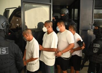 EMPAT individu warga Thailand dibawa ke mahkamah bagi menghadapi pertuduhan kes penemuan penempatan sementara dan kubur di Bukit Wang Burma, Wang Kelian, pada 2015 di Mahkamah Sesyen Kangar, Perlis hari ini.-UTUSAN/IZLIZAN OTHMAN