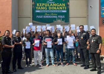 RIZALMAN Che’ Abd Hamid (dua dari kanan) bersama-sama banduan yang menerima pelepasan awal menerusi program PBSL di Pusat Koreksional Perlis, Arau, Perlis hari ini. -UTUSAN/ASYRAF MUHAMMAD