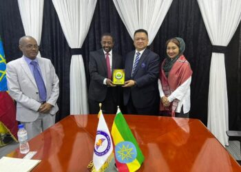 TUANKU Syed Faizuddin Putra Jamalullail (dua dari kanan) berkenan menyampaikan plak sewaktu mengetuai lawatan khas ke Kompleks Kementerian Pendidikan Ethiopia di Addis Ababa, baru-baru ini. -UTUSAN
