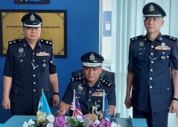 RAHIMI Mohd. Ra'ais (tengah) bersama Ng Ah Thiam (kanan) dan Lee Chong Chern pada Majlis Serah Terima Tugas Ketua Polis Daerah SPS di IPD SPS, Pulau Pinang hari ini.