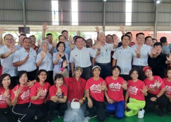 NGA Kor Ming (berdiri, tengah) ketika mengadakan lawatan kerja ke Kampung Baru Berapit, Bukit Mertajam, Pulau Pinang hari ini.