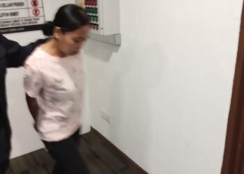 KOMALA Sari dihadapkan di Mahkamah Sesyen Ipoh hari ini atas pertuduhan mencederakan anak majikannya menggunakan seterika dua minggu lalu. - UTUSAN