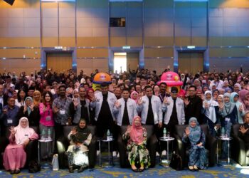 ZALIHA Mustafa (duduk tengah) bergambar dengan peserta selepas Majlis Perasmian Persidangan Kenali Ubat Anda Peringkat Kebangsaan Tahun 2023 di Putrajaya. - UTUSAN/FAISOL MUSTAFA