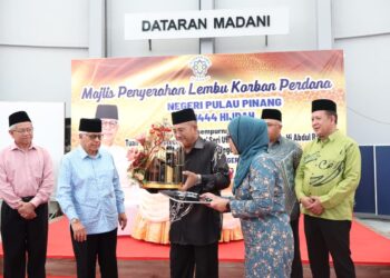 TUN AHMAD FUZI Abdul Razak (dua dari kiri) ketika menyempurnakan Majlis  Penyerahan Korban Perdana 2023 Negeri Pulau Pinang di Medan Madani, Masjid Negeri Pulau Pinang hari ini. - Pic: IQBAL HAMDAN