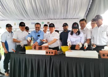 CHOW Kon Yeow (tengah) ketika menyempurnakan majlis pecah tanah projek penyediaan semula dan konservasi parit kubu (Moat) di tapak Kota Cornwallis, George Town, Pulau Pinang hari ini.