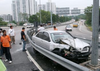 KENDERAAN terbabas juga sering berpunca daripada masalah terlelap seketika. - GAMBAR HIASAN