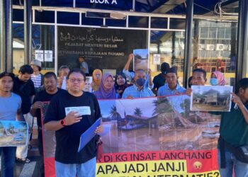 WAKIL penduduk Kampung Insaf, Lanchang, Pahang menyerahkan memorandum kepada Wan Rosdy Wan Ismail di Kuantan, Pahang pada 15 Jun lalu.