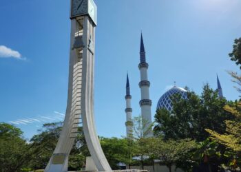 MENARA jam di taman rekreasi Masjid Sultan Salahuddin Abdul Aziz Shah (MSSAAS), Selangor yang sudah bertahun-tahun lamanya tidak berfungsi. – IHSAN PEMBACA