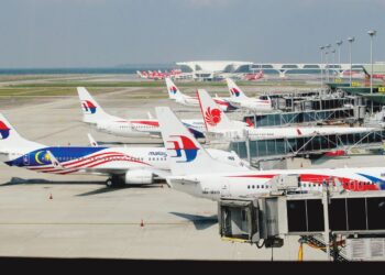 MAS, AirAsia batalkan penerbangan ke Sabah dan Sarawak ekoran letusan Gunung Ruang di Utara Sulawesi. - GAMBAR HIASAN