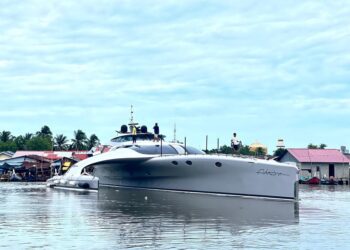 KAPAL mewah Adastra memulakan pelayaran selepas selesai menjalani proses penyelenggaraan dan penambahbaikan bahagian dalaman di Perlis Marine Engineering (PME), Kuala Perlis, Perlis hari ini. -UTUSAN/ASYRAF MUHAMMAD