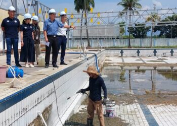 SOON Lip Chee (dua dari kanan) ketika meninjau projek menaik taraf, mengurus serta menyelenggara Kompleks Kolam Renang Awam di Seberang Jaya, Pulau Pinang hari ini.