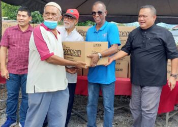 SALIM Abdul Rahman (dua dari kanan) ketika majlis penyerahan Bakul Rahmah kepada penduduk di sekitar Cherok Tokun, Bukit Mertajam, Pulau Pinang hari ini.