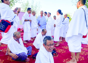 JEMAAH haji Malaysia berehat sementara menunggu bermulanya waktu wukuf di Arafah dekat Mekah, semalam.