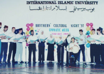 ANTARA aktiviti kebudayaan disertai pelajar-pelajar Bosnia yang menuntut di Universiti Islam Antarabangsa Malaysia (UIAM) pada awal 1990-an. – IHSAN UIAM