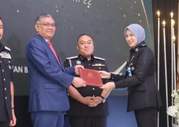 SHAMSUL Anuar Nasarah menyampaikan Anugerah Perkhidmatan Cemerlang kepada pegawai Jabatan Imigresen.