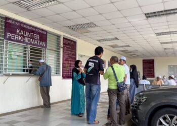 AHLI keluarga kepada empat sekeluarga yang maut dalam kemalangan di Kulim menunggu jenazah di pekarangan Jabatan Forensik HSB, Alor Setar, Kedah. - UTUSAN/ JAMLIAH ABDULLAH