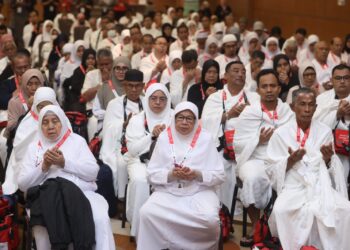 BAKAL jemaah haji mengaminkan bacaan doa sebelum berangkat ke Tanah Suci bagi menunaikan ibadah haji 1444H/ 2023 di Kompleks TH Sepang, Selangor. - UTUSAN/FAISOL MUSTAFA