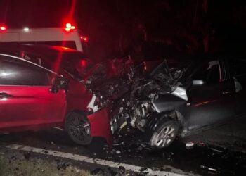 KERETA Mitsubishi Xpander bertembung dengan Nissan Almera dalam kejadian berhampiran Felda Ulu Penggeli di Kluang, Johor, pagi tadi.