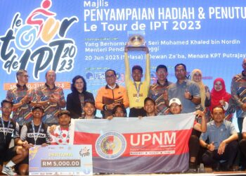 MOHAMED Khaled Nordin bergambar bersama johan keseluruhan Le TOUR de IPT (LTdIPT) ketika Majlis Pelancaran Program Semarak Siswa Madani di Putrajaya. - UTUSAN/FAISOL MUSTAFA