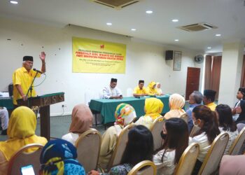 MOHD. Khalid Yunus berucap pada majlis perasmian serentak Persidangan Agung Pergerakan Wira, Wiranita, dan Wirawati Putra di Kampung Baru, Kuala Lumpur, semalam. – UTUSAN/SHIDDIEQIIN ZON