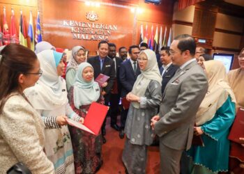 ZALIHA Mustafa berbual bersama para penerima sijil tamat program Talent Grooming Programme (TGP) pada Majlis Perhimpunan Bulanan KKM, Putrajaya. - UTUSAN/FAISOL MUSTAFA
