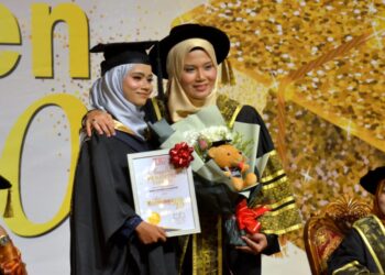 TINA Tajuddin (kanan) menyampaikan Anugerah Perantis Kreatif kepada Nurul Shahira Shaffie pada Majlis Konvokesyen Ke-10 TAJ International College(TIC) di Ipoh hari ini. - UTUSAN/ZULFACHRI ZULKIFLI