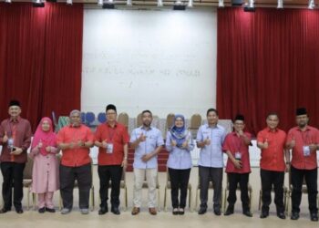 ZAMRI Mohamed (lima dari kiri) bersama ALK Kosma yang menang pemilihan sempena Mesyuarat Agung Tahunan Kali Ke-38 koperasi itu di Kuantan, Pahang.