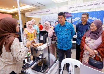 MEGAT Sany Megat Ahmad Supian (tengah) melawat pameran pada Majlis Penutupan Karnival Keusahawan di Kementerian Pengajian Tinggi, 
 Putrajaya. - UTUSAN/FAISOL MUSTAFA