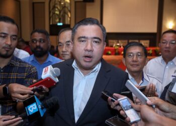 ANTHONY Loke pada sidang akhbar selepas Mesyuarat Agung Tahunan Ke-3 Persatuan Pengusaha Pusat Latihan Memandu Malaysia di Putrajaya. - UTUSAN/FAISOL MUSTAFA