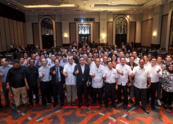ANTHONY Loke (tengah) bergambar dengan pengusaha pusat latihan memandu selepas Mesyuarat Agung Tahunan Ke-3  di Putrajaya. - UTUSAN/FAISOL MUSTAFA