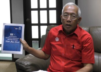 MAHDZIR Khalid menunjukkan manifesto BN Kedah yang sedang dibincangkan menjelang kedatangan PRN pada sidang akhbar di Bangunan Tunku, Alor Setar, Kedah.