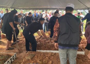 MAHMOOD Zuhdi selamat dikebumikan di Tanah Perkuburan Islam Bukit Kiara sebentar tadi. - UTUSAN/ARIF AIMAN ASROL