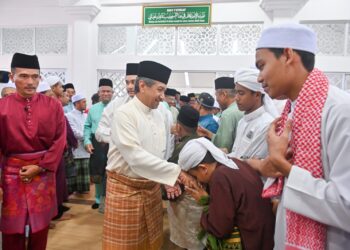 SULTAN Mizan Zainal Abidin (tengah) bersalaman dengan sebahagian jemaah selepas menunaikan sembahyang Jumaat pada Majlis Perasmian Masjid Kampung Pelandan, Kuala Berang, Hulu Terengganu, hari ini. - UTUSAN/PUQTRA HAIRRY ROSLI