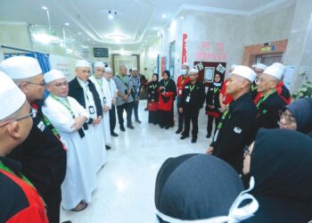 MOHD. Na’im Mokhtar (tiga dari kiri) memperkatakan sesuatu kepada petugas perubatan ketika melawat Pusat Rawatan Syisyah di Mekah.