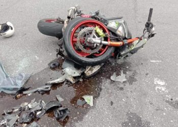 KEADAAN motosikal yang terlibat kemalangan dengan sebuah kereta di Jalan Tambun, Ipoh. - UTUSAN