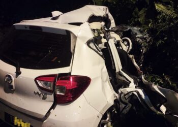 KEADAAN kereta Perodua Myvi dinaiki mangsa yang remuk teruk selepas bertembung dengan sebuah treler di Kilometer 145 Jalan Kuantan-Johor Bahru di Rompin, Pahang.