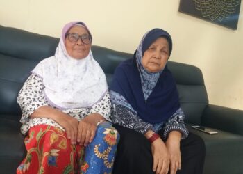 SHAIDAH Hamid (kanan) dan Saamah Basri menceritakan kejadian itu di kediamannya di Batu 8 Kampung Asahan, Kuala Selangor, Selangor hari ini. - UTUSAN / ISKANDAR SHAH MOHAMED