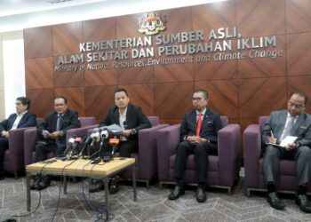 NIK Nazmi Nik Ahmad dalam sidang akhbar pengumuman Pelarasan Tarif Elektrik di Putrajaya. - UTUSAN/FAISOL MUSTAFA