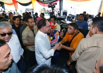 ANWAR Ibrahim bersalaman dengan orang ramai yang hadir pada Majlis Sentuhan Kasih Desa, Mini Karnival Usahawan Desa (KUD)@NS Fest di Dataran Nilai, Nilai, Seremban, hari ini. - UTUSAN/MOHD. SHAHJEHAN MAAMIN