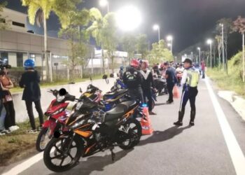 ANGGOTA polis menahan motosikal dalam Operasi Motosikal dan Operasi Samseng Jalanan di Lebuhraya Duta-Ulu Kelang (SUKE) dan Bukit Permai, Ampang Jaya, kelmarin.