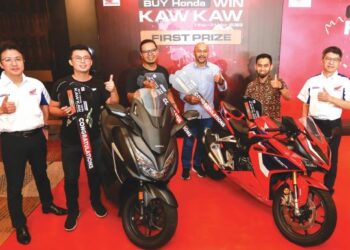 SEBAHAGIAN pemenang hadiah utama Peraduan Beli Honda Menang Kaw Kaw yang disampaikan oleh Ketua Pegawai Eksekutif Boon Siew Honda, Mitsuharu Funase di One World Hotel, Petaling Jaya. – UTUSAN/AFIQ RAZALI