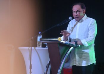 ANWAR Ibrahim sewaktu berucap melancarkan Sentuhan Kasih Desa, Mini Karnival Usahawan Desa (KUD) di Dataran Nilai, Nilai, Seremban hari ini. - UTUSAN/MOHD. SHAHJEHAN MAAMIN